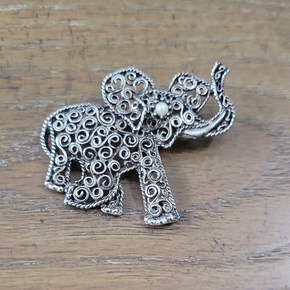 Intricate Silver tone Elephant Brooch with pearl eye accent - Picture 1 of 3